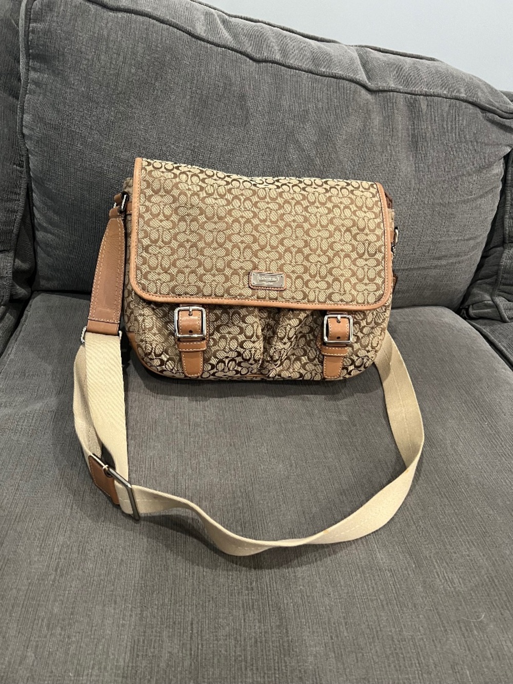 Coach Signature Messenger Crossbody Bag F70283